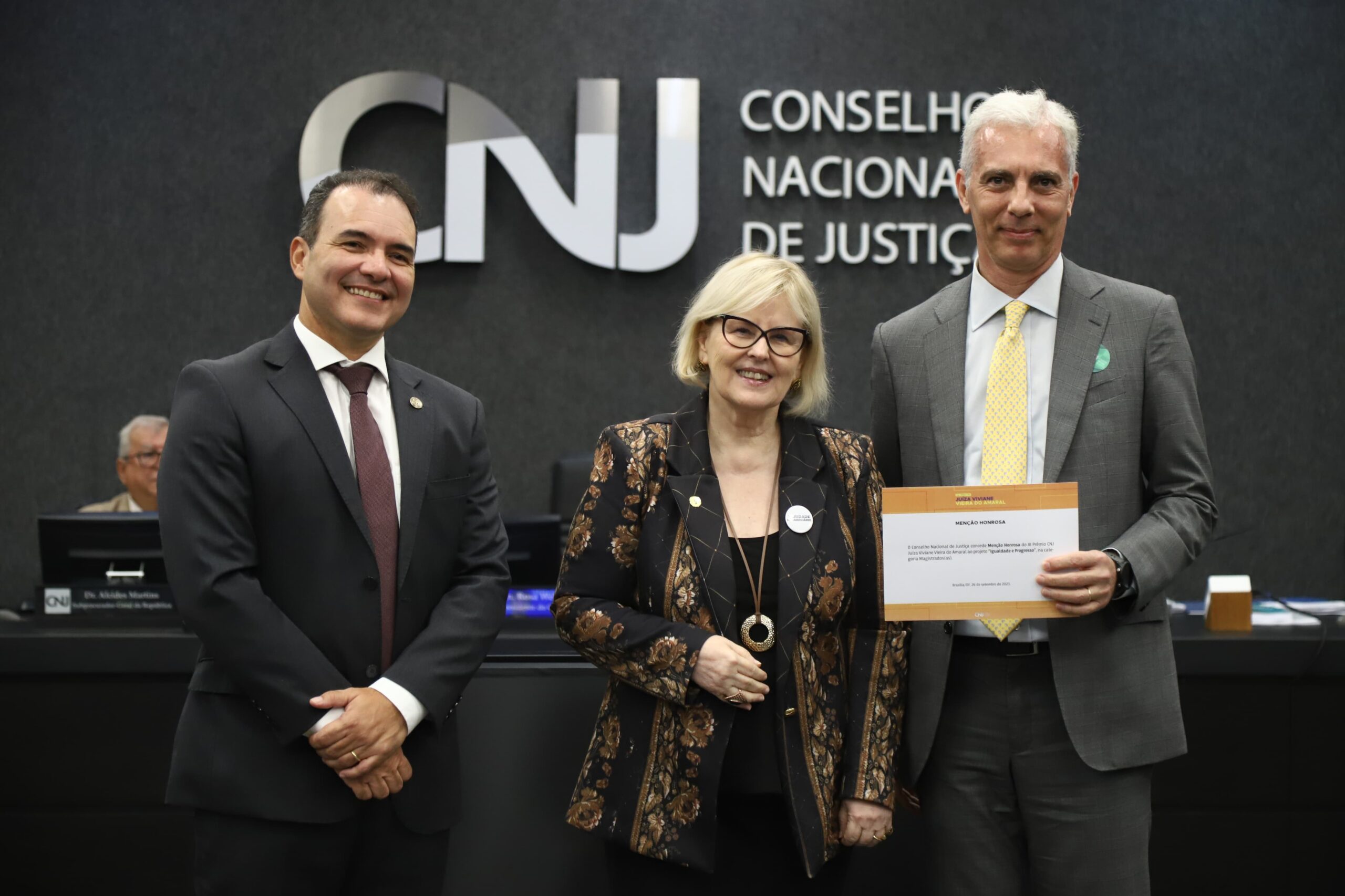 Desembargador Wagner Cinelli recebe menção honrosa no Prêmio Juíza Viviane do Amaral