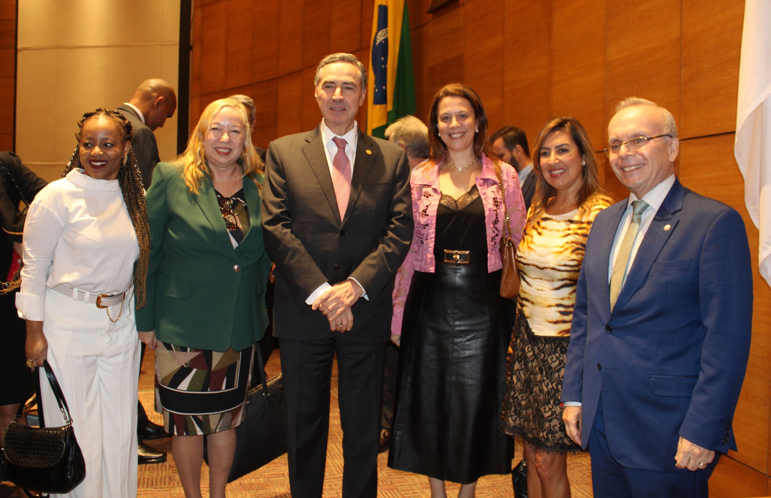Juíza Eunice Haddad acompanha aula magna da EMERJ com o presidente do STF