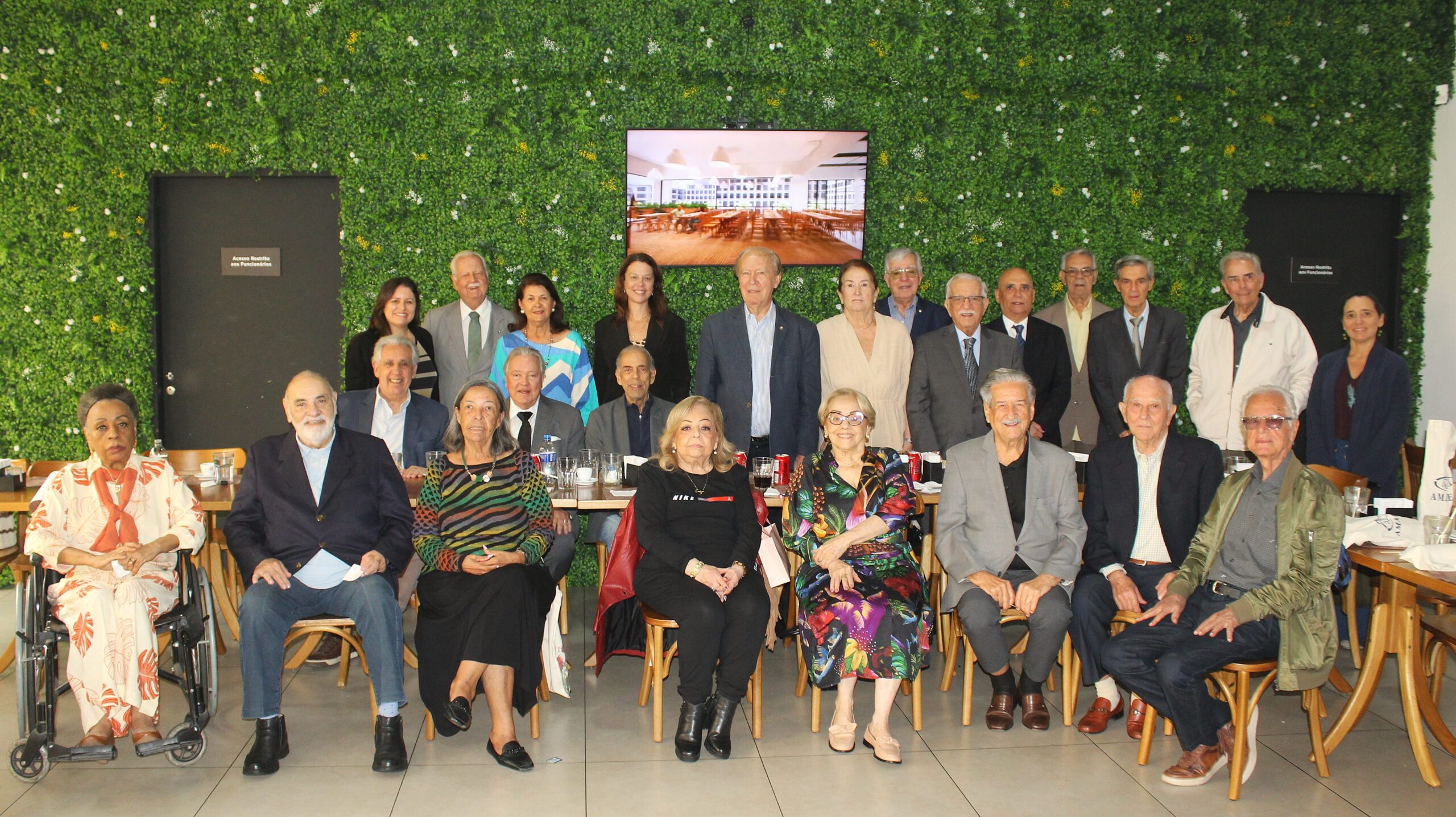 Almoço reúne dirigentes da AMAERJ e magistrados aposentados no TJ