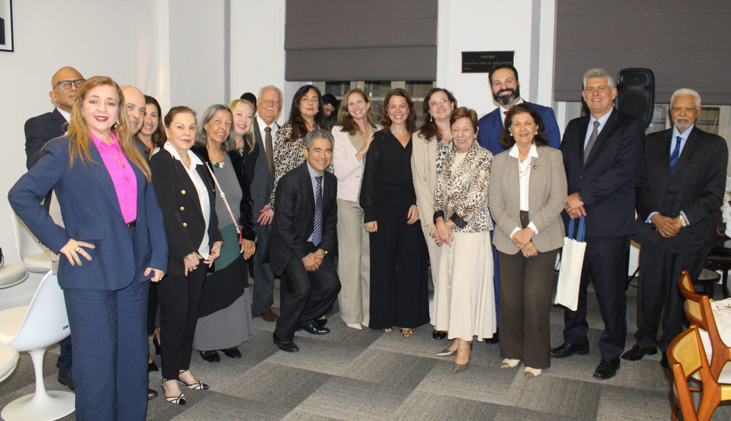 AMAERJ parabeniza associados na comemoração com os aniversariantes do quadrimestre