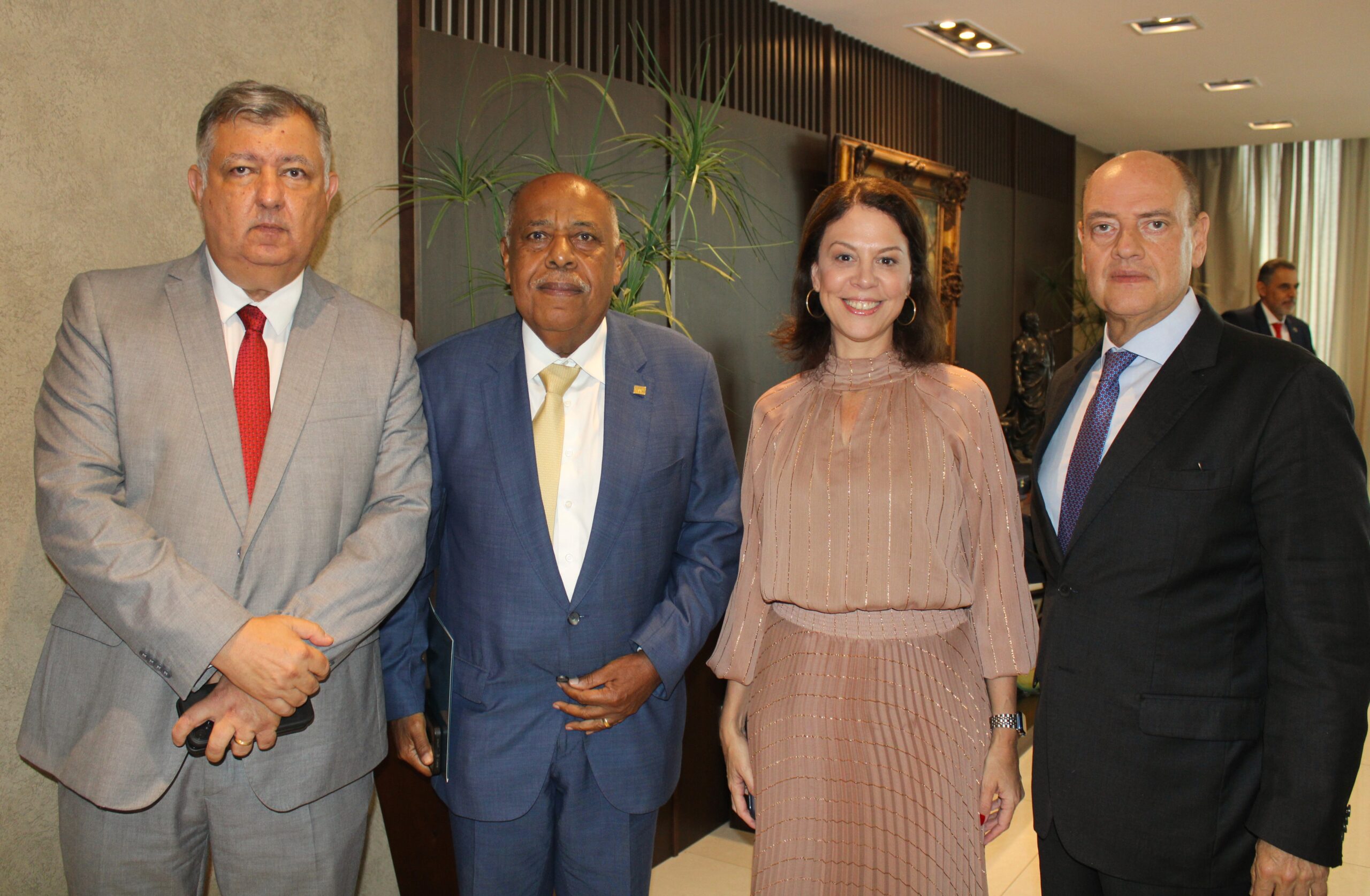 Presidente Eunice Haddad prestigia posse do desembargador Claudio Brandão no CCOGE