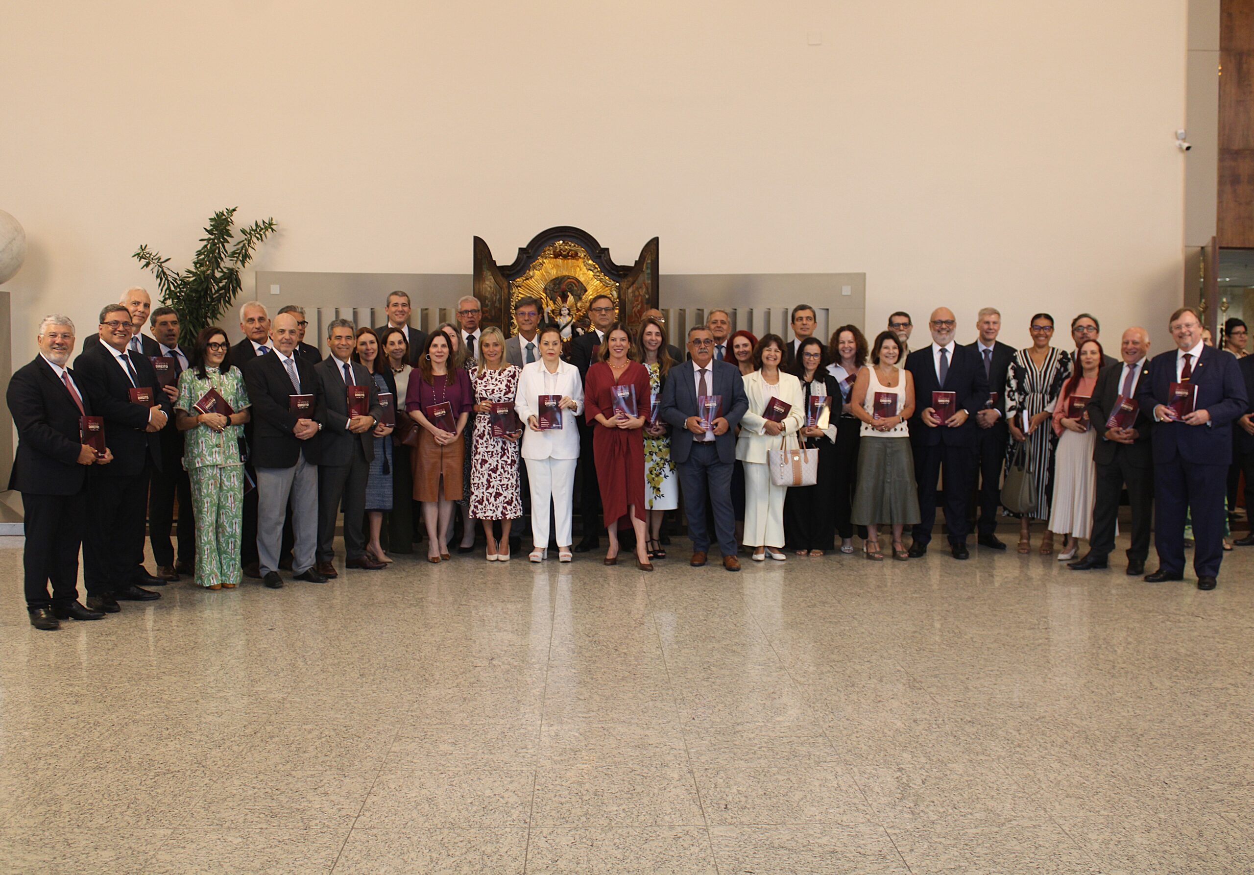 AMAERJ prestigia o lançamento da nova edição da Revista de Direito do Tribunal