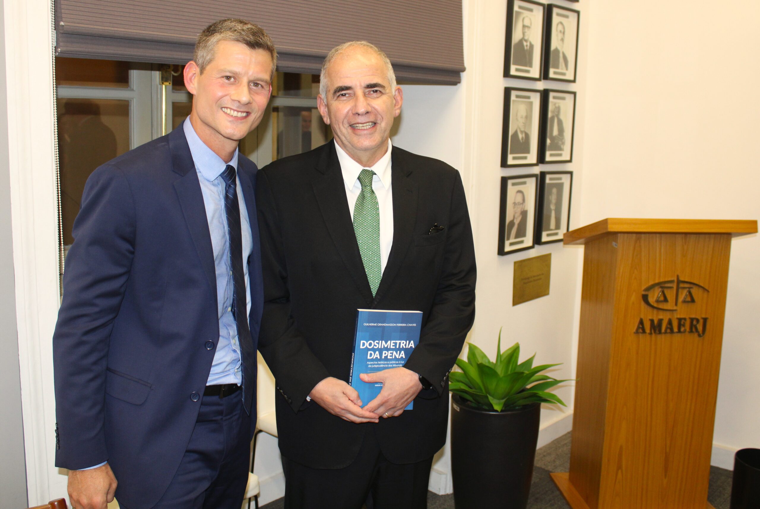 Lançamento de livro do juiz Guilherme Grandmasson reúne magistrados na AMAERJ