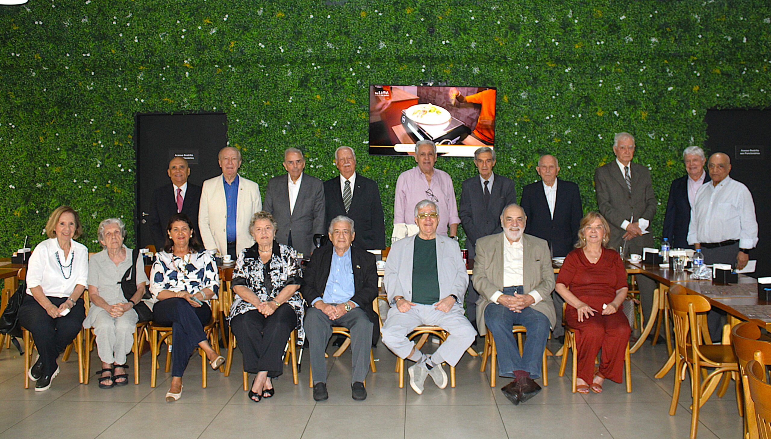 AMAERJ presenteia magistrados aposentados em almoço no TJ