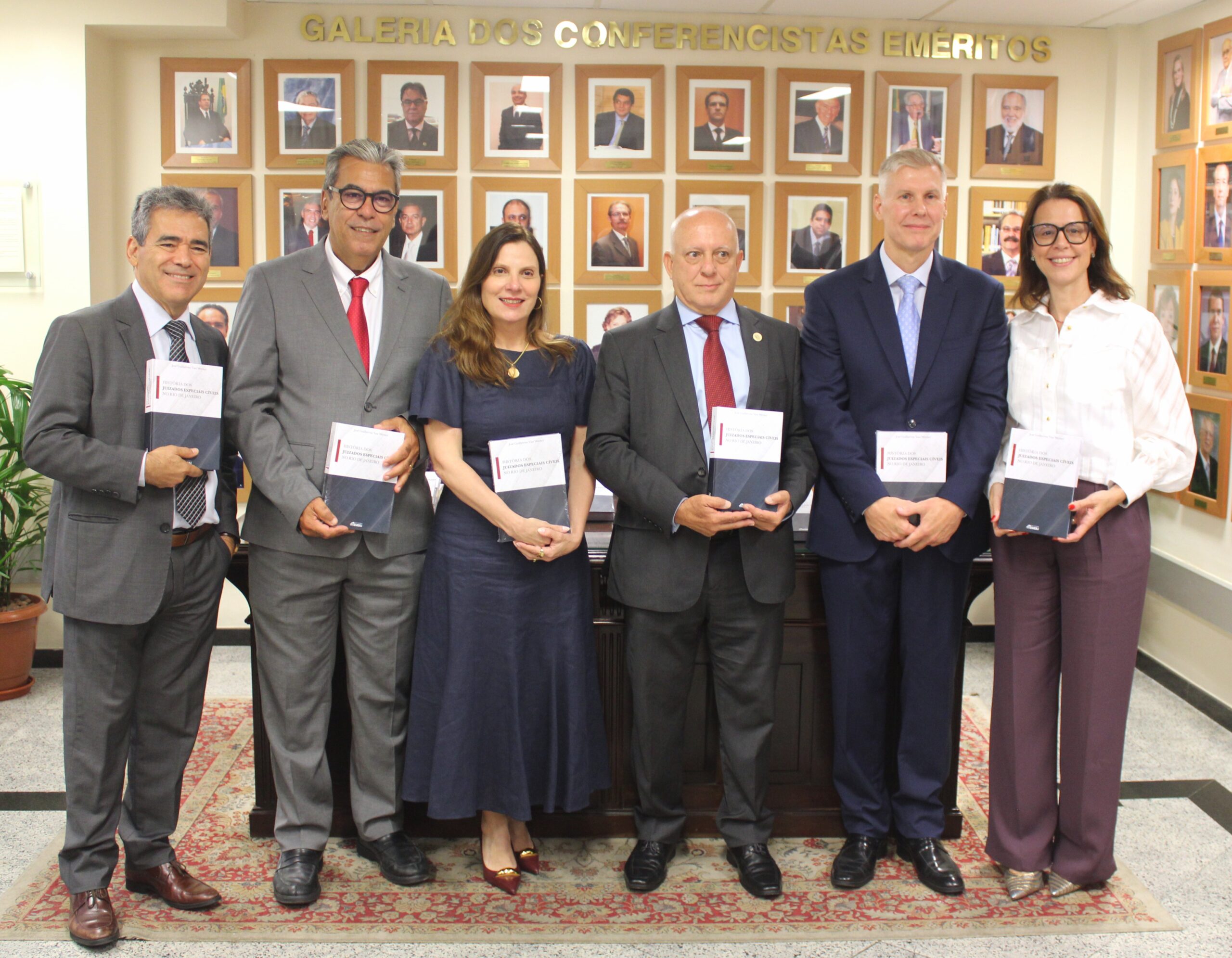 Presidente Eunice Haddad prestigia lançamento de livro sobre a história dos JECs