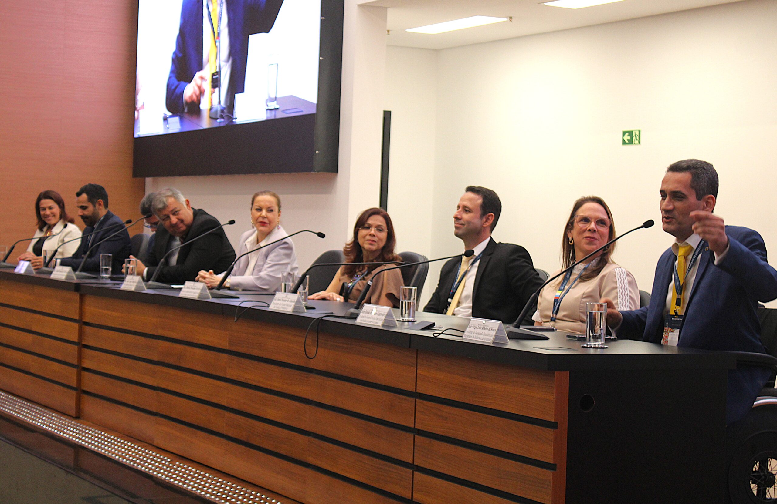 Juiz Sérgio Ribeiro agradece orações no retorno ao TJ após acidente