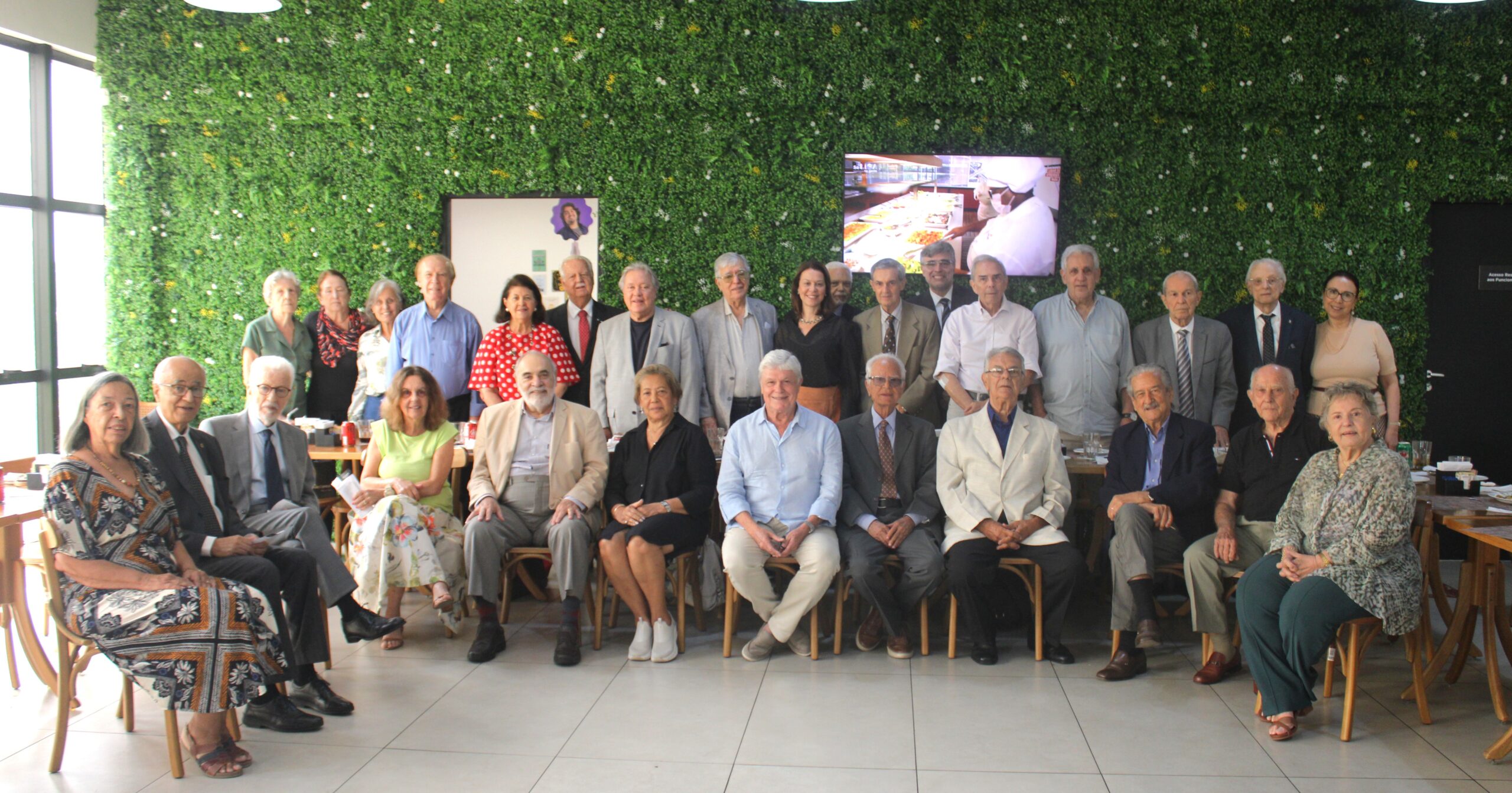 Dirigentes da AMAERJ e magistrados aposentados confraternizam em almoço no Tribunal