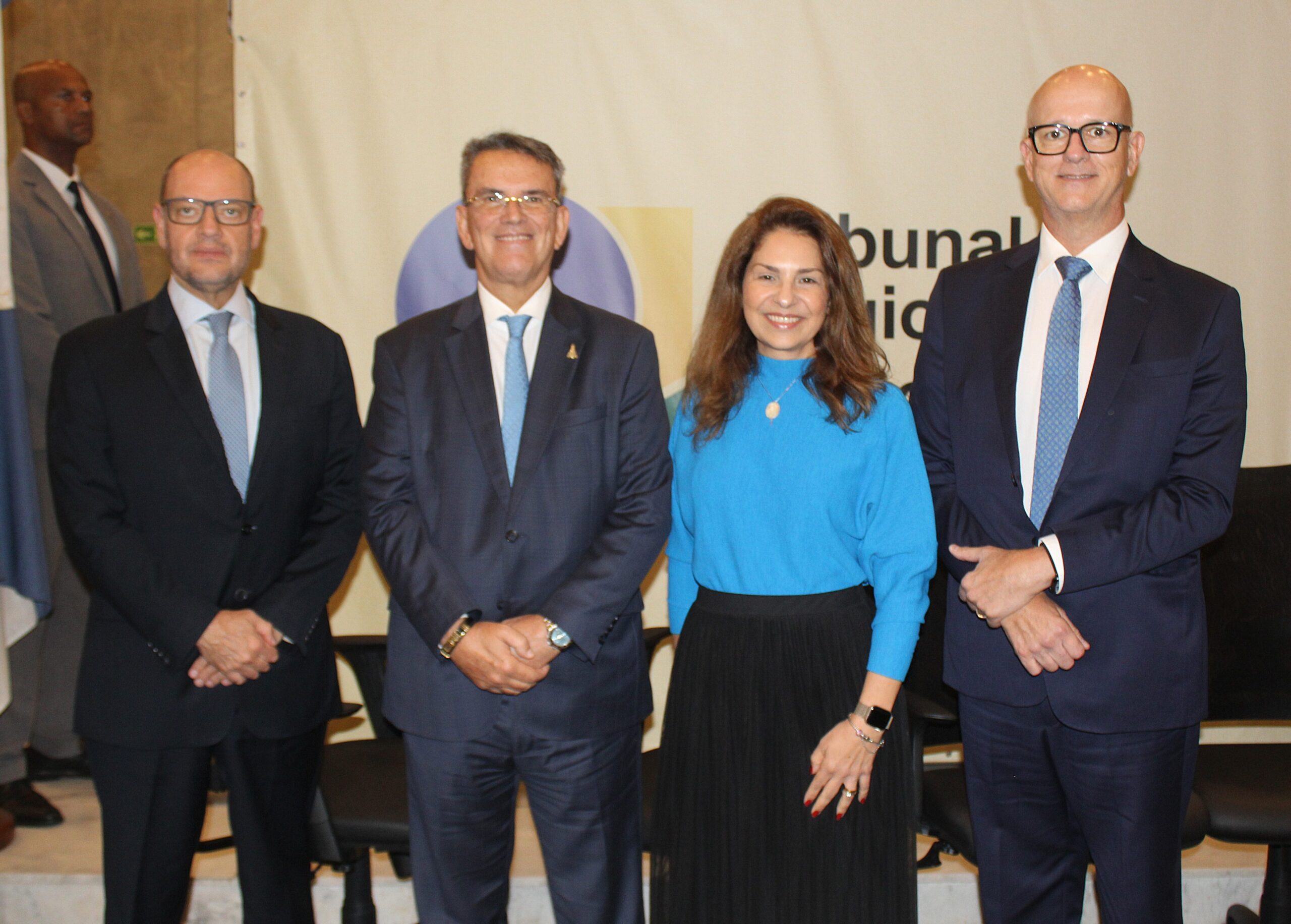 AMAERJ prestigia assinatura de acordo entre instituições públicas no TRE