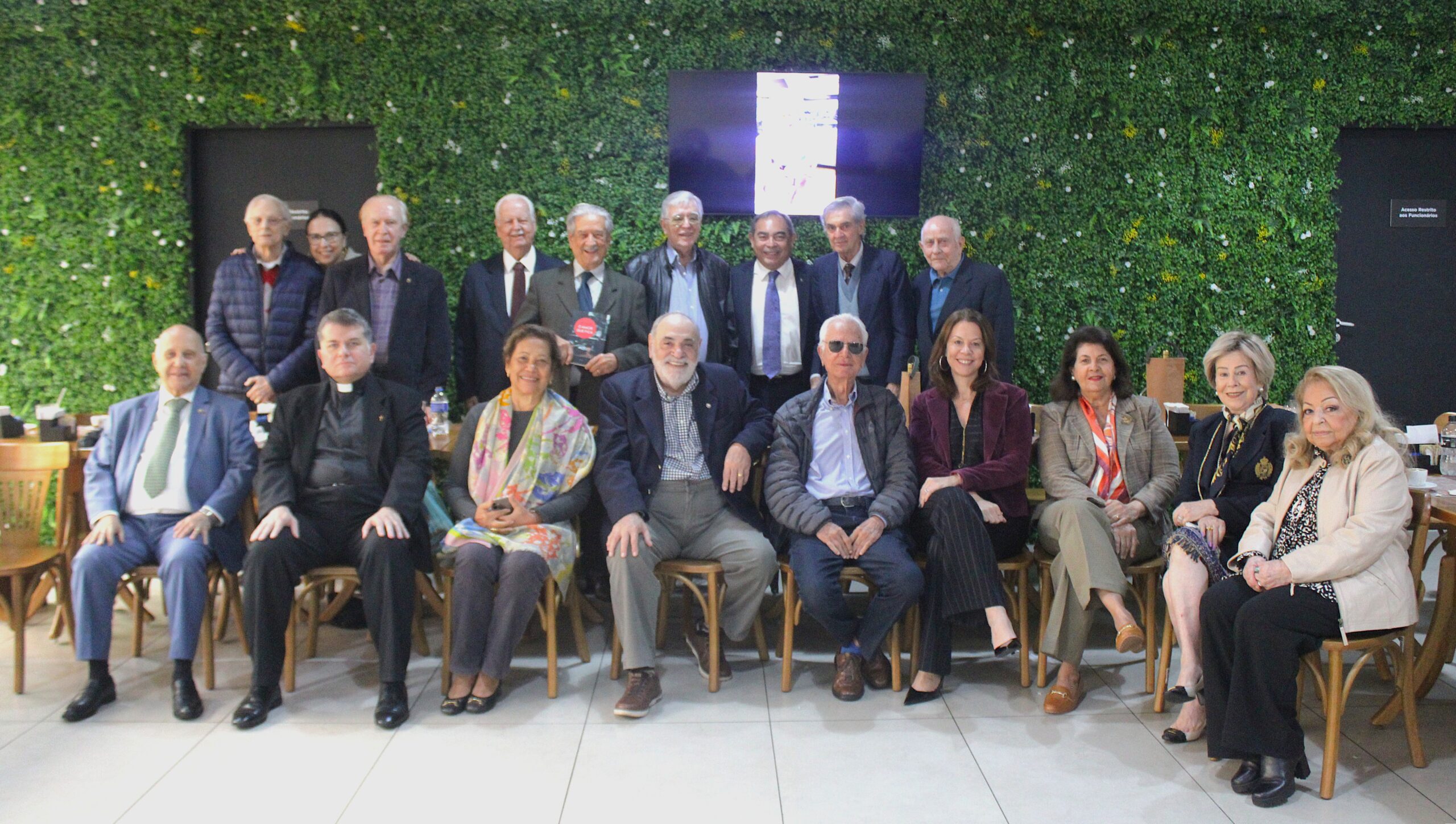 Juíza Eunice Haddad e magistrados aposentados confraternizam em almoço no TJ