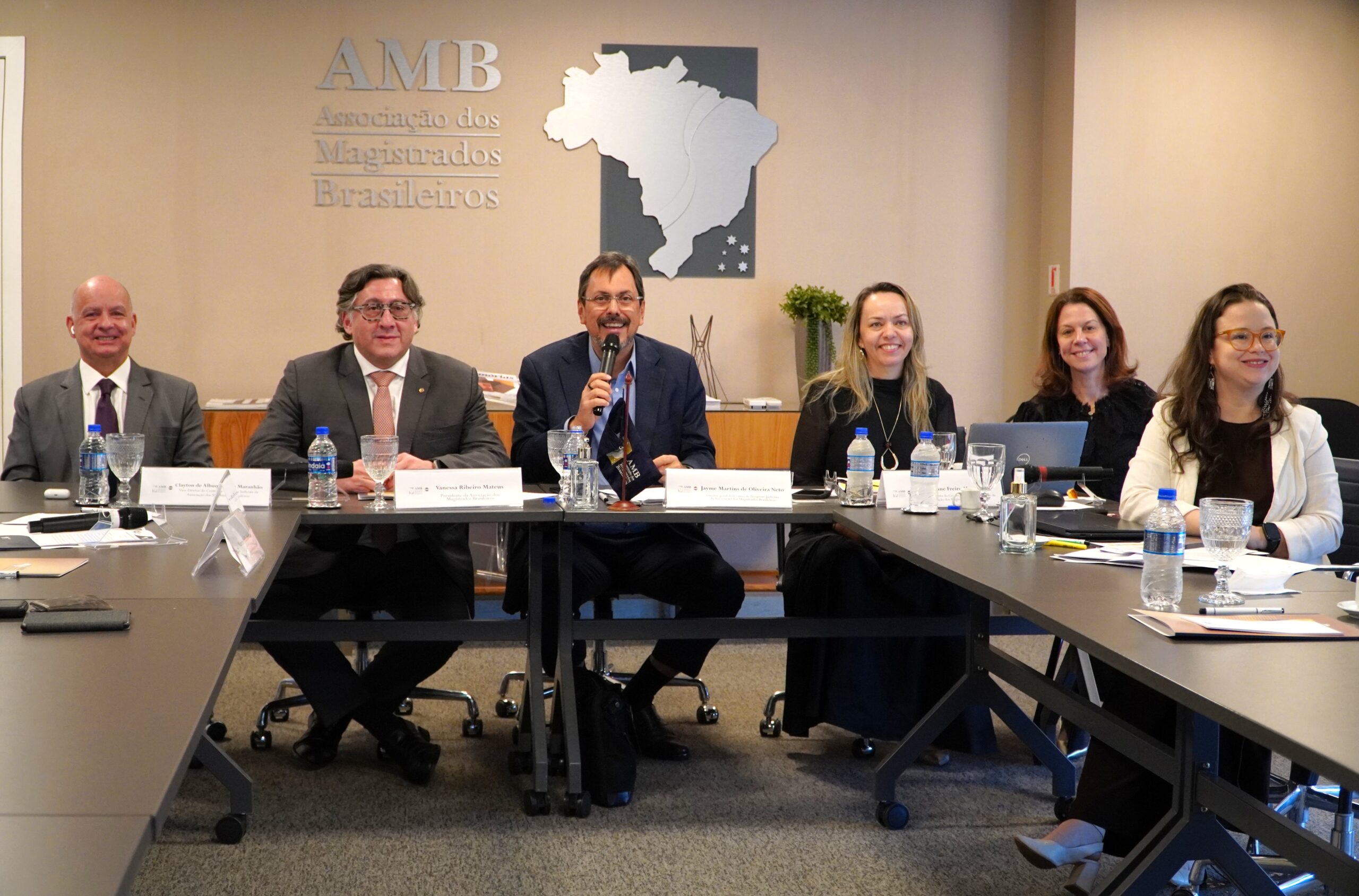 Juíza Eunice Haddad participa de reunião na AMB sobre pesquisa da reforma do Judiciário