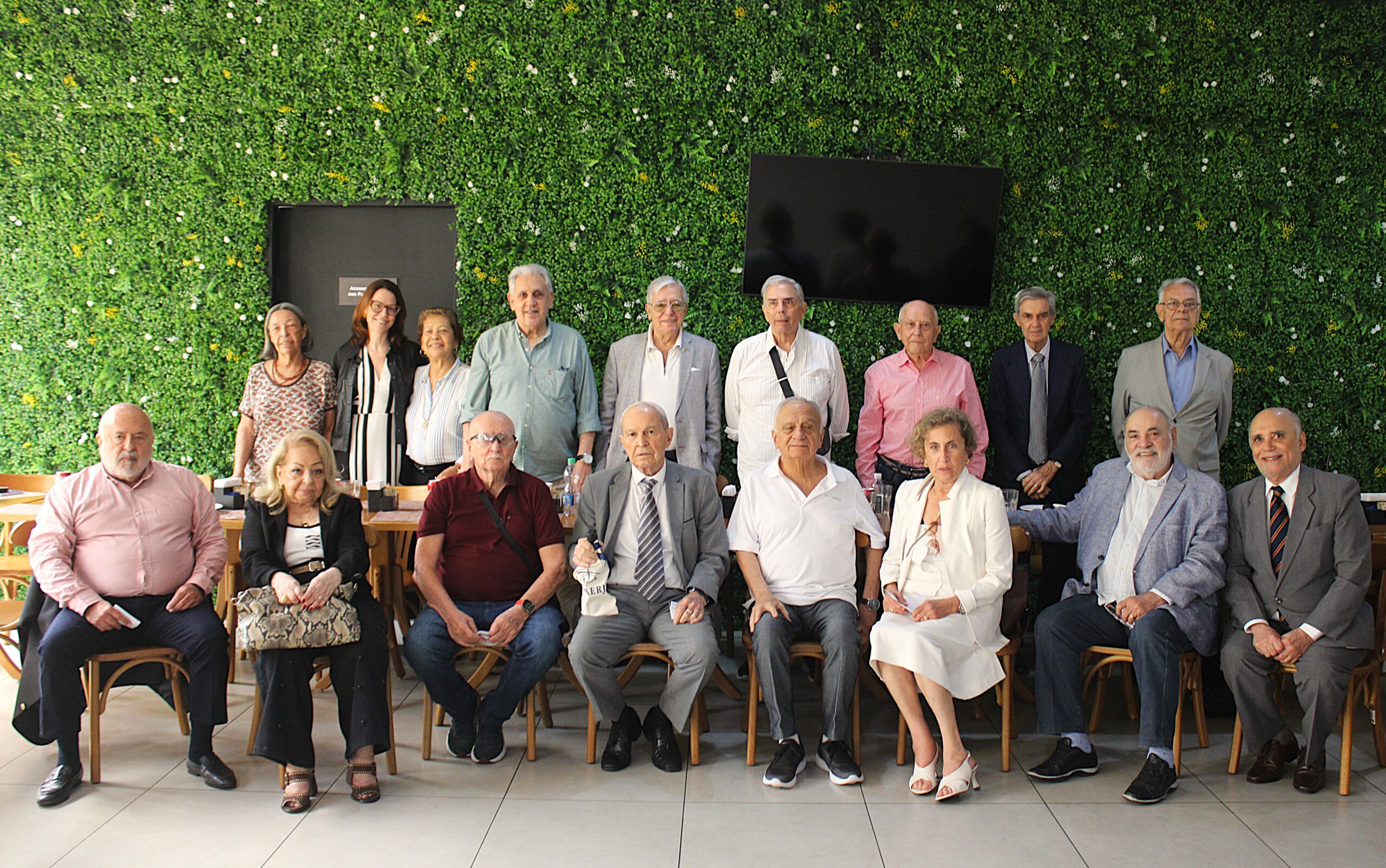 Presidente Eunice Haddad e magistrados aposentados confraternizam em almoço