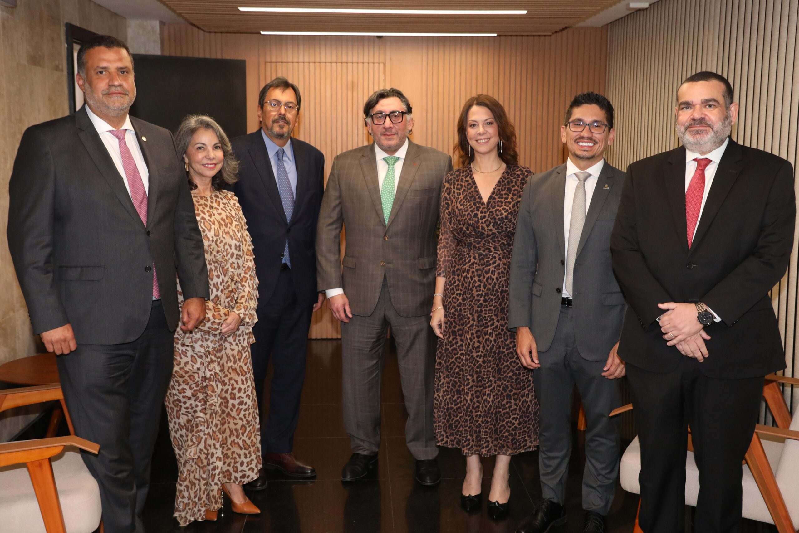 Desembargador Jayme de Oliveira, ex-presidente da AMB, e dirigentes associativos participam do Prêmio AMAERJ