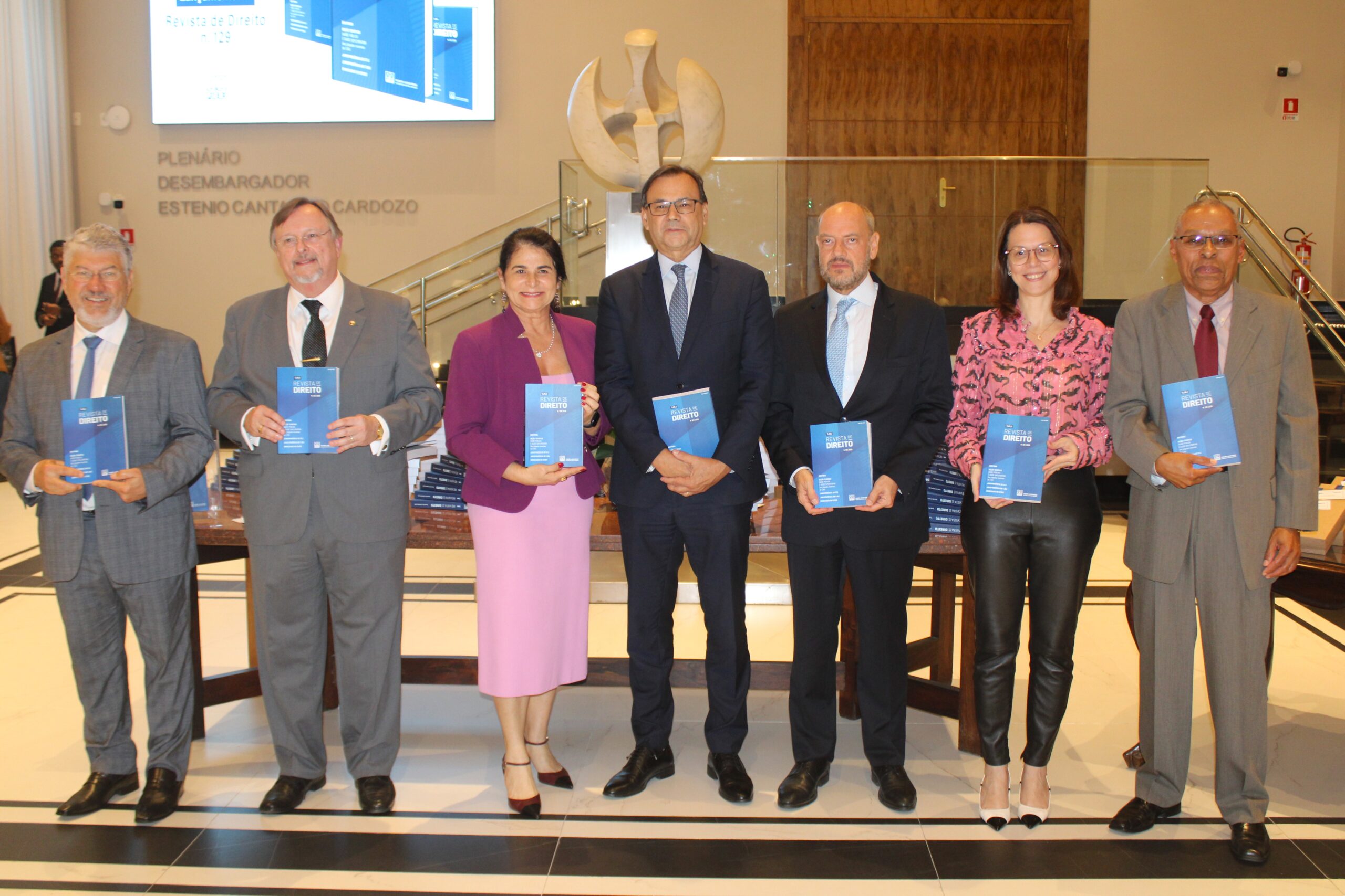 AMAERJ prestigia lançamento de nova edição da Revista de Direito do TJ-RJ