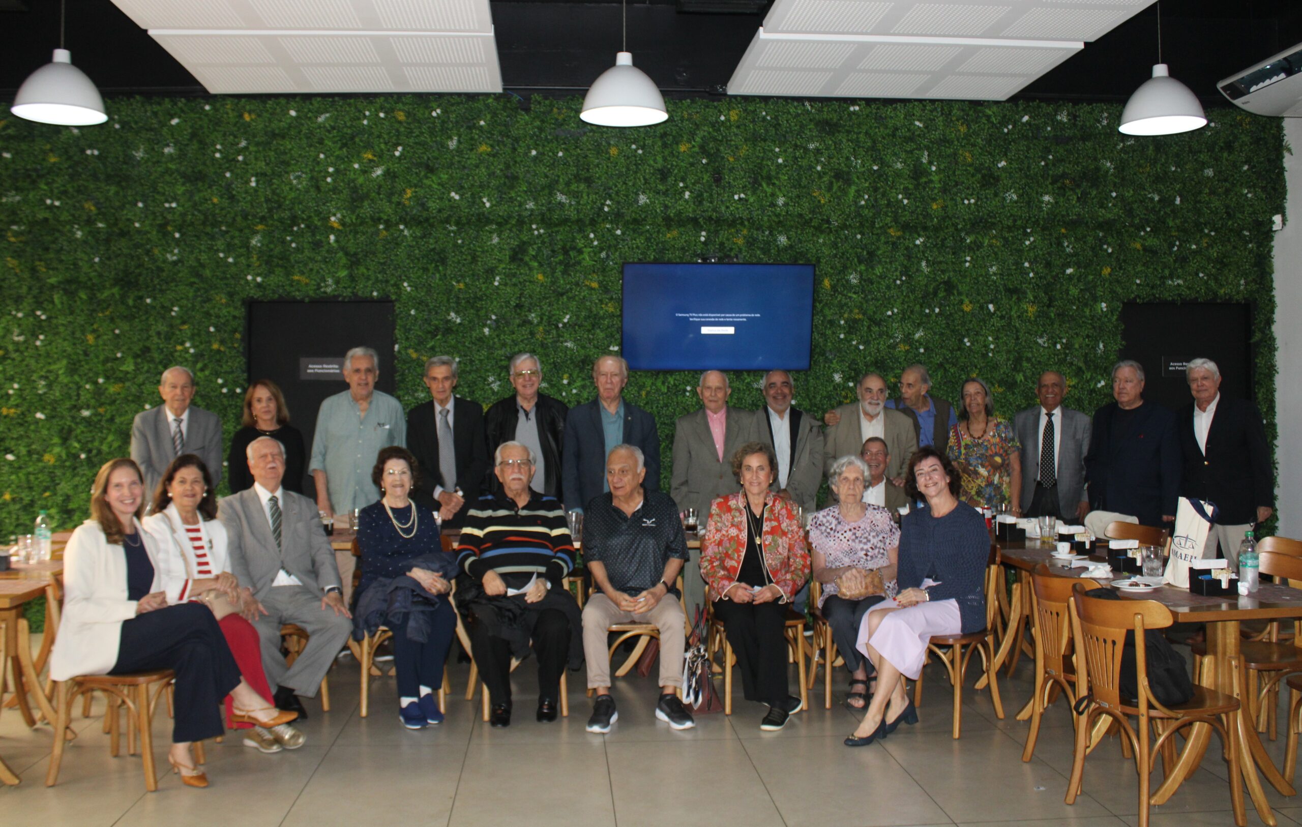Dirigentes da AMAERJ e magistrados aposentados confraternizam em almoço no TJ